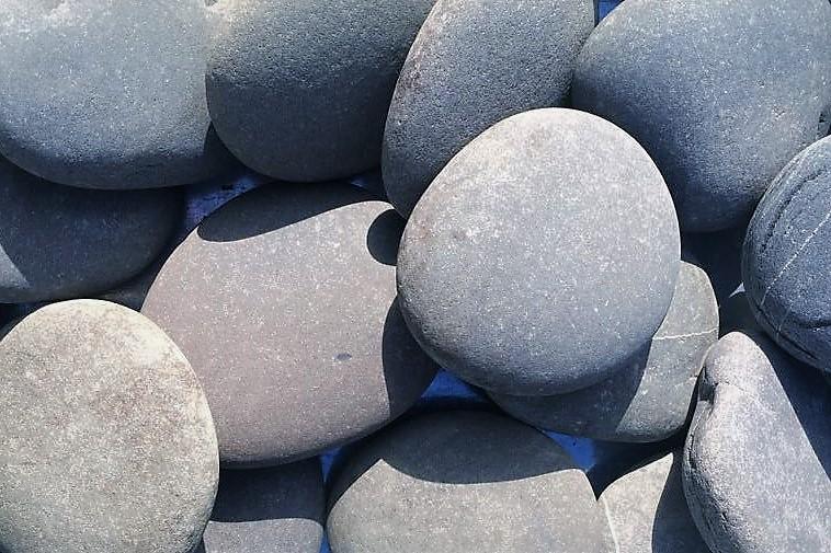 Булыжник голыш серый плоский речной 10–40 см Изображение №3