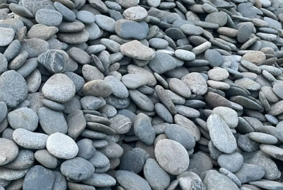 Булыжник голыш серый плоский речной 10–40 см Фото