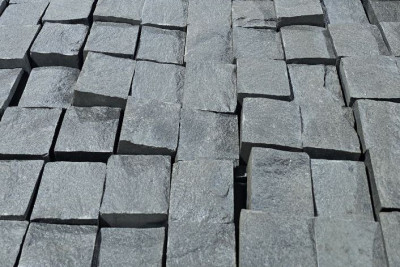 Брусчатка гранитная колото-пиленая «Вечерний город»  Фото